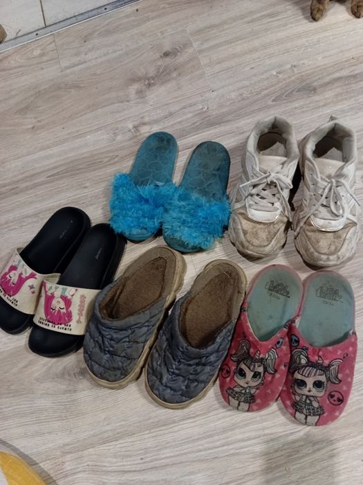 Отдам бесплатно детскую обувь 36 размер.