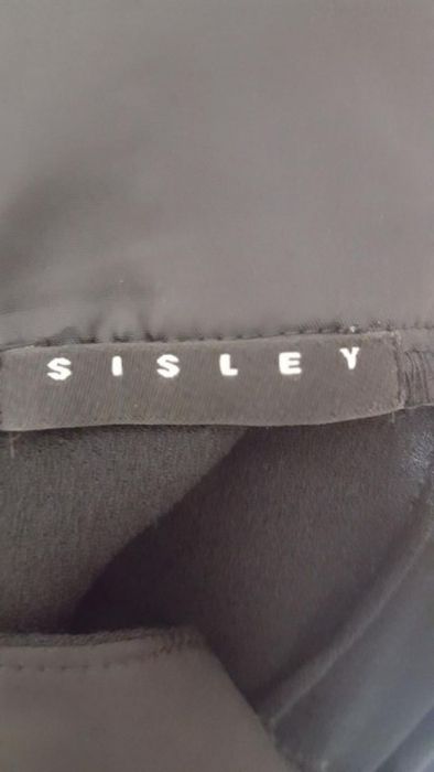 Sukienka Sisley mała czarna dekolt midi studniówka