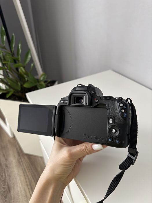 Фотоаппарат Canon EOS 250D в новому стані!