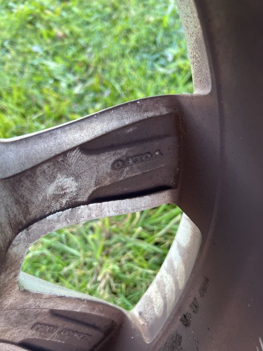 4 Jantes originais Volvo de 16” com pneus novos