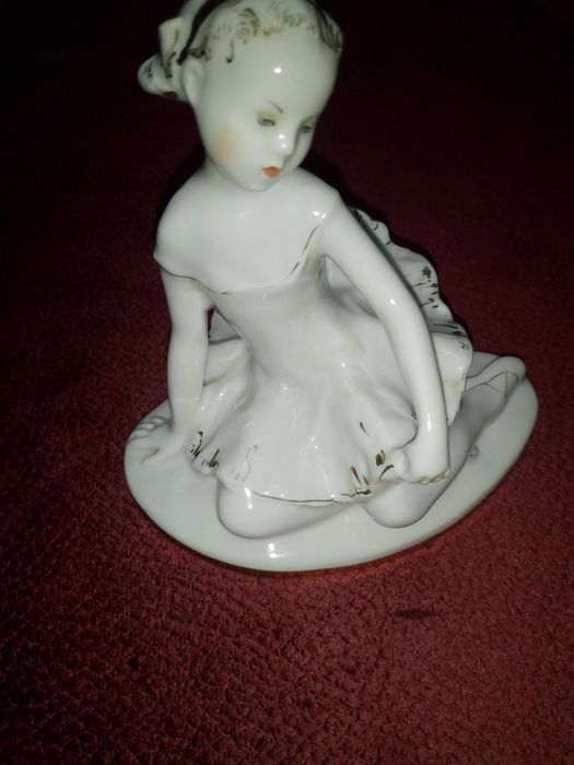 Статуетка. Статуетка фарфорова
