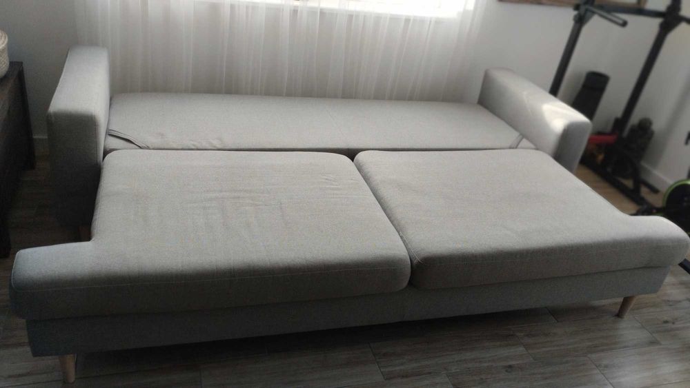 Sofa z funkcją spania z podnóżkiem