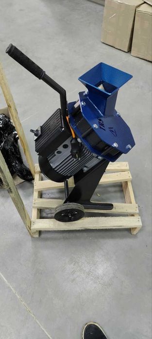 Rozdrabniacz gałęzi TRS. Rębak do drewna