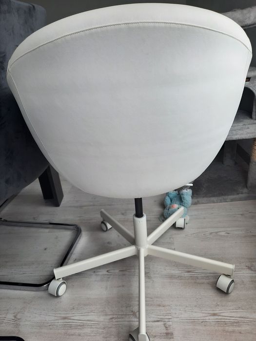 Fotel krzesło biurowe IKEA obrotowe białe  na kółkach.