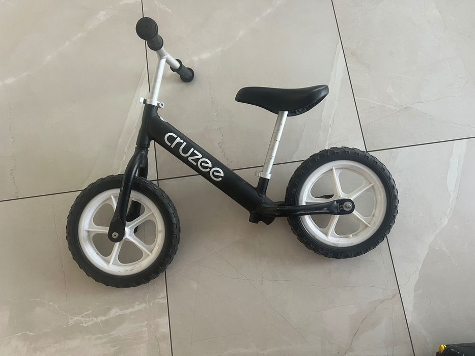 Rower biegowy Cruzee 12” – ultralekki, aluminiowy, czarny