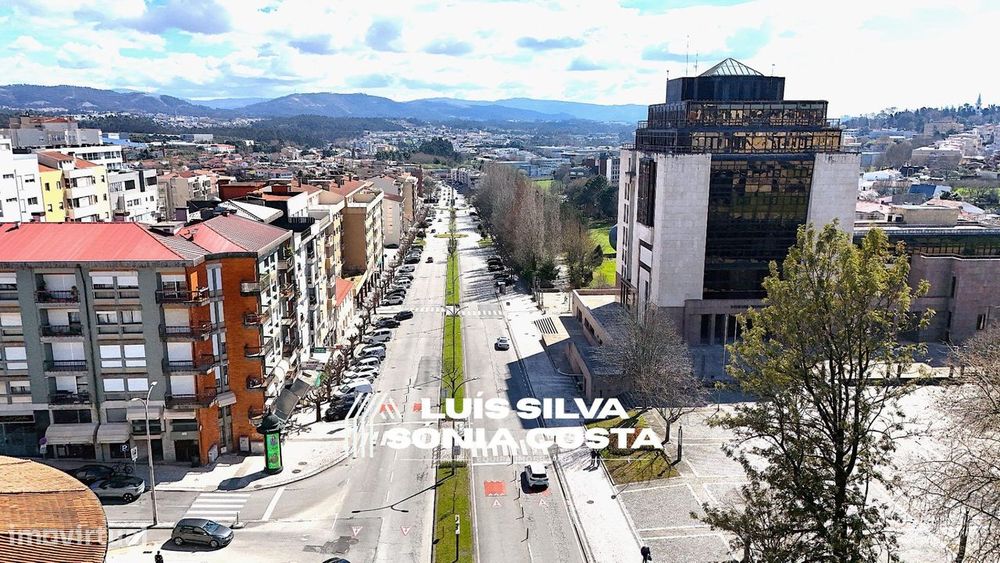Apartamento T4 Totalmente Remodelado com 2 Varandas e Elevador –...