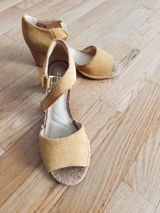 Продам женские Clarks замшевые босоножки