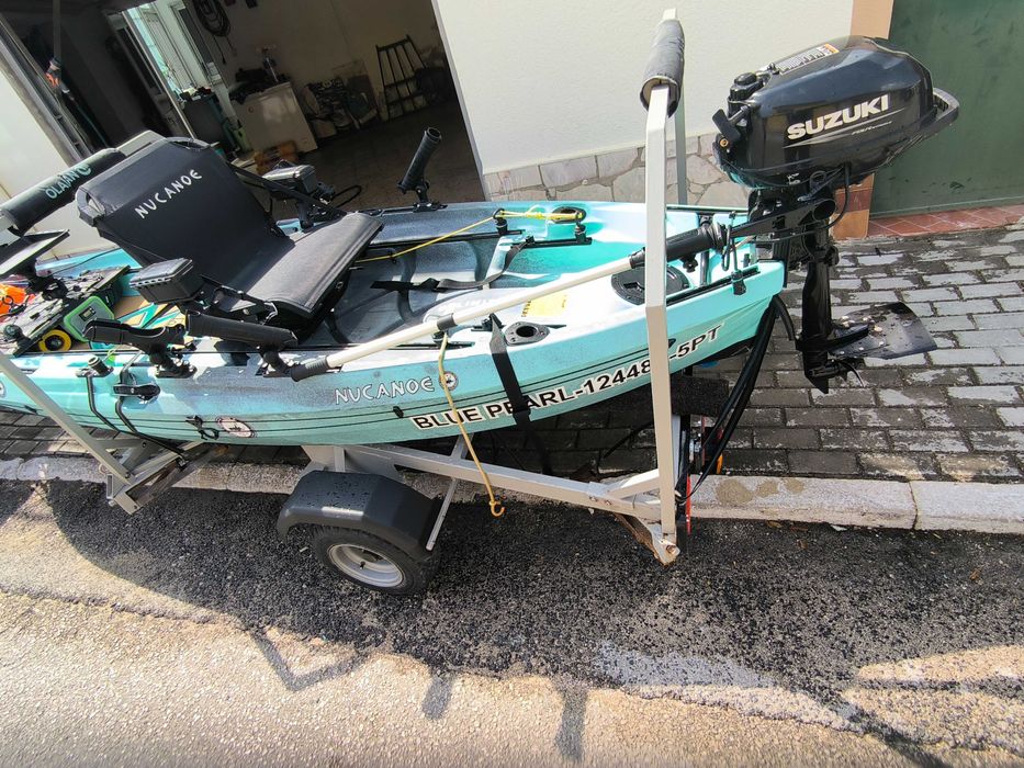 Kayak a motor a gasolina marca Nucanoe para pesca
