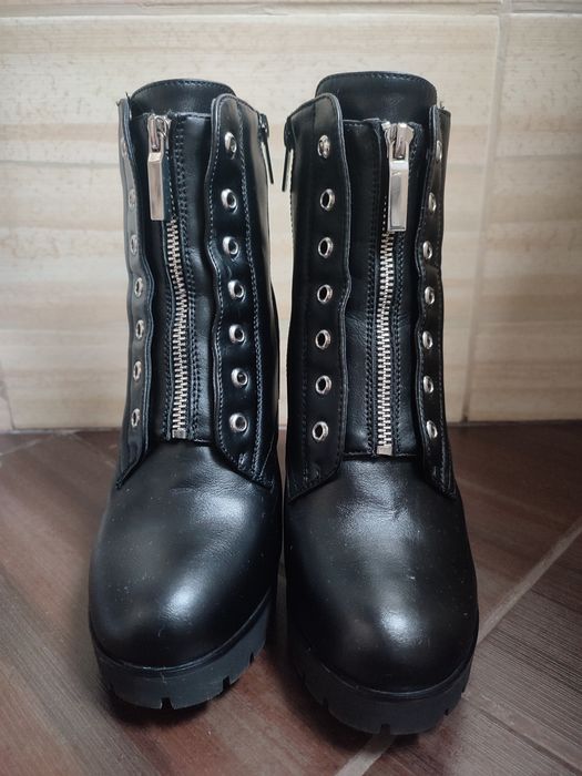 Czarne botki na obcasie