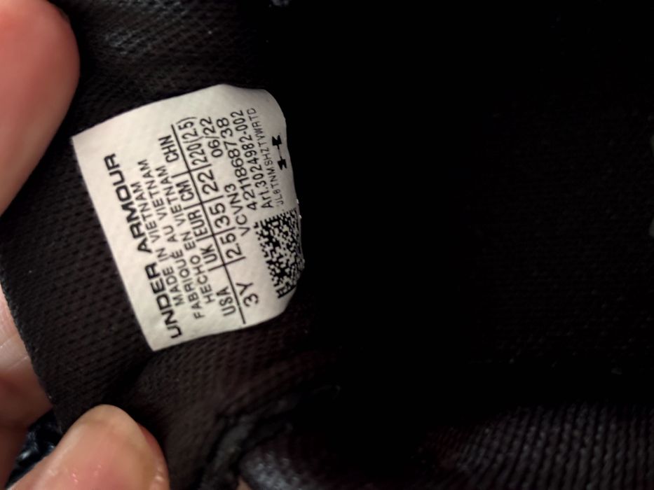 UNDER ARMOUR CZARNE  buty dla chłopca  34 35