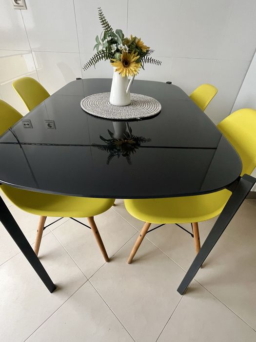 Mesa tampo vidro preto e 4 cadelras