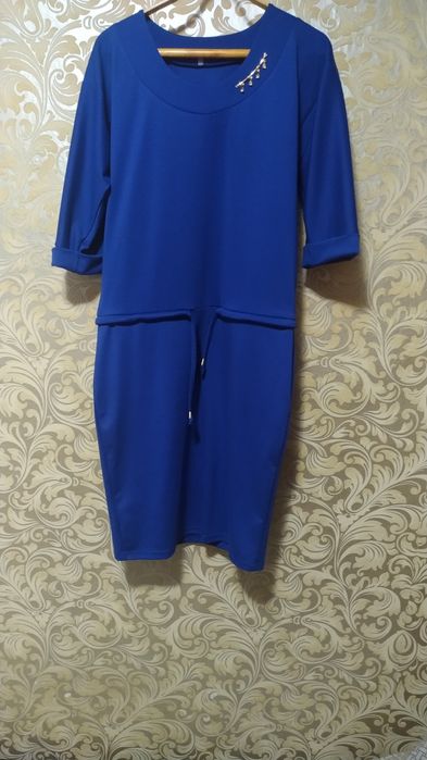 Синее платье с брошкой