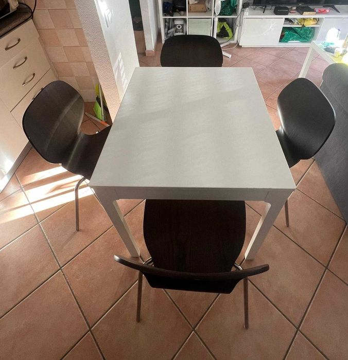 Extendable dining table IKEA + 4 chairs SEFAST