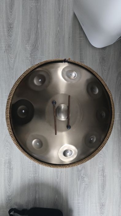 Handpan 56cm średnicy, Pokrowiec z szelkami, Podstawa, Pałeczki