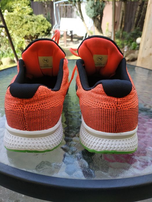 Buty sportowe rozmiar 40 .