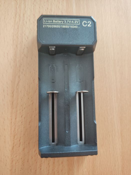 Зарядний пристрій для батарейок акумуляторів 21700/26650/18650/16340