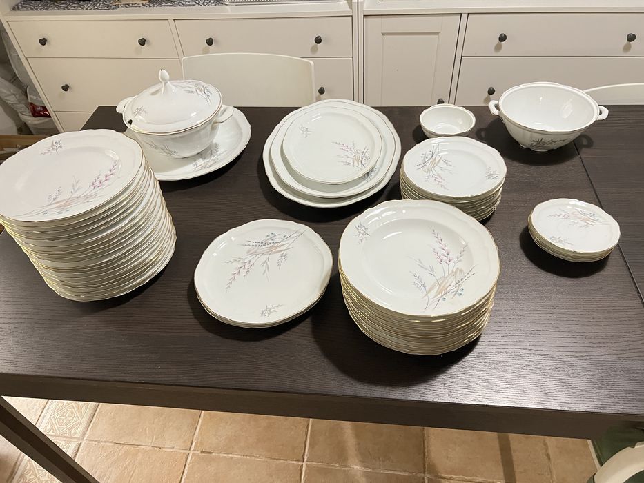 Serviço Vista Alegre anos 70 – 52 peças com terrinas e travessas