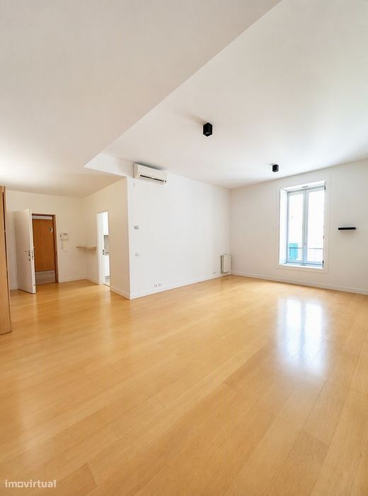 Apartamento T1 no coração do Chiado, com garagem e arrecadação