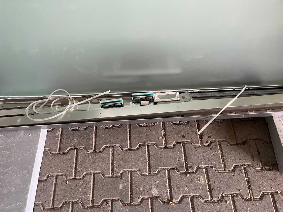 Drzwi szklane plus ścianka system przesuwny