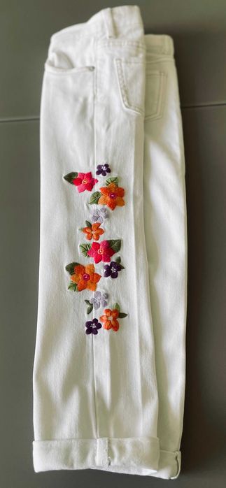 Джинсы GYMBOREE белые с вышивкой