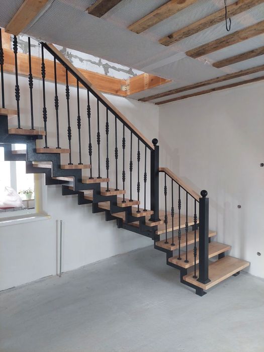 Сходи ЛОФТ на металевому каркасі перила ступені дуб ясен бук сосна