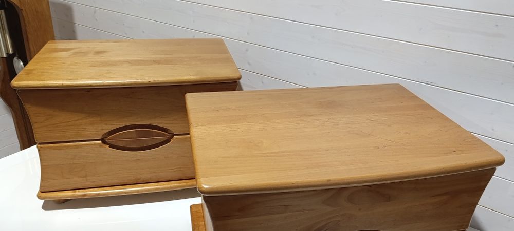 Szafki nocne z litego drewna.