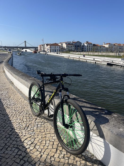 Bicicleta com peneus novos
