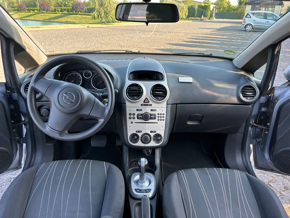 Opel corsa 1,2 бензин,робот
