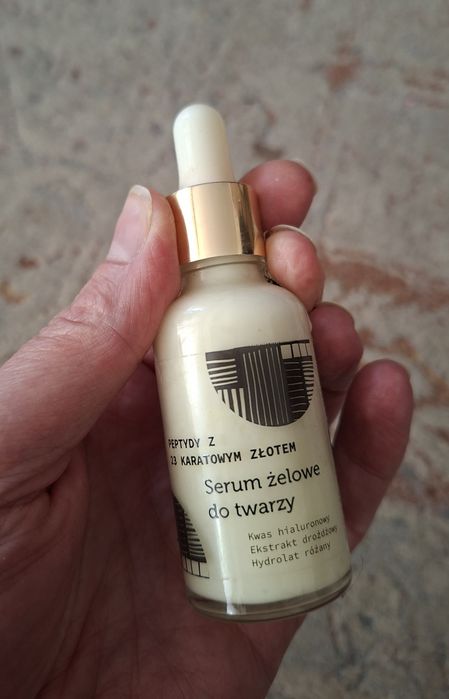 La Le pestycydy z 23 karatowym złotem serum żelowe do twarzy 30 ml