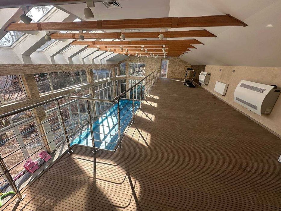 Будинок з басейном 1160 м2, 33 сотки в Ірпені