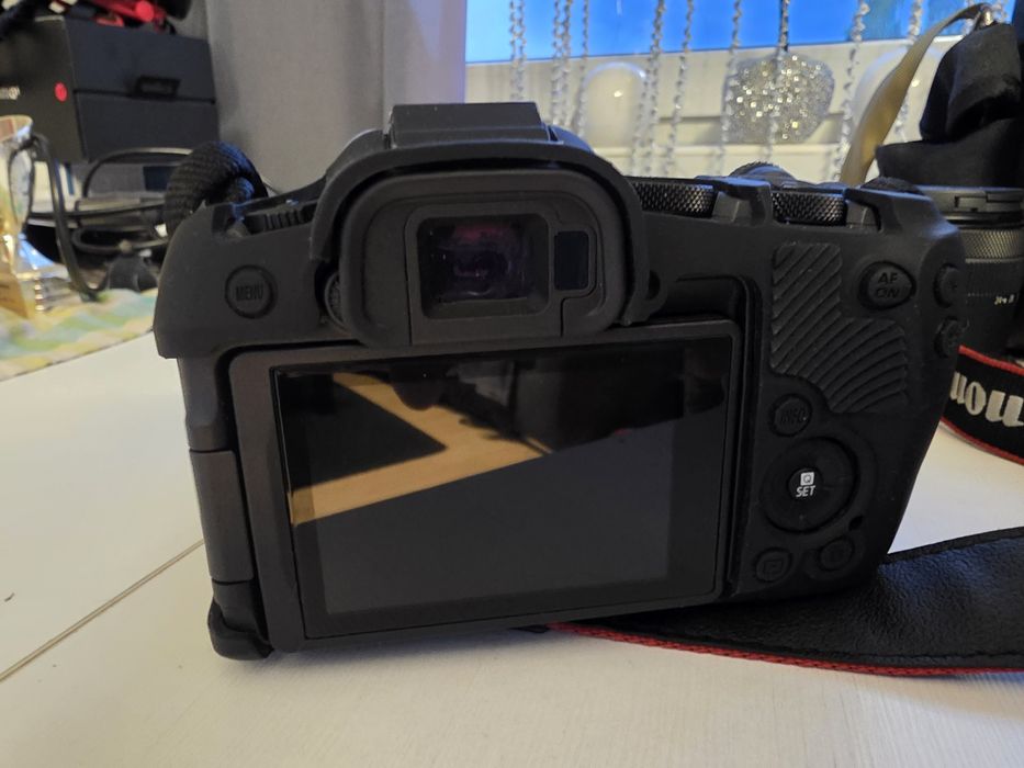 Canon R8 + obiektywy 16, 24-50, 24-100 + torba + 2 ładowarki