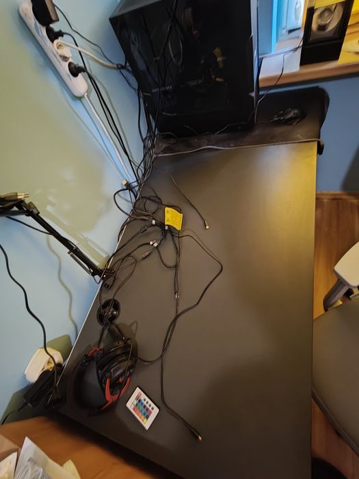 Biurko z ledami i hubem usb 140x70