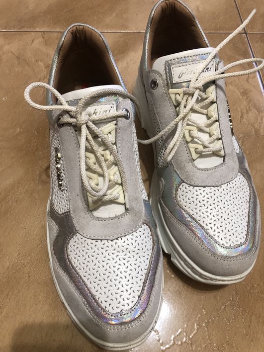 Жіночі шкіряні кросівки