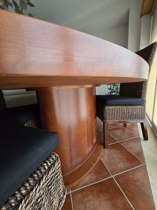 Mesa oval de jantar de madeira maciça Nogueira  (não extensível) e 4 cadeiras rattan resistente.