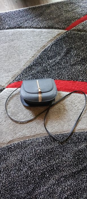 Czarna torebka ze złotymi frędzelkami