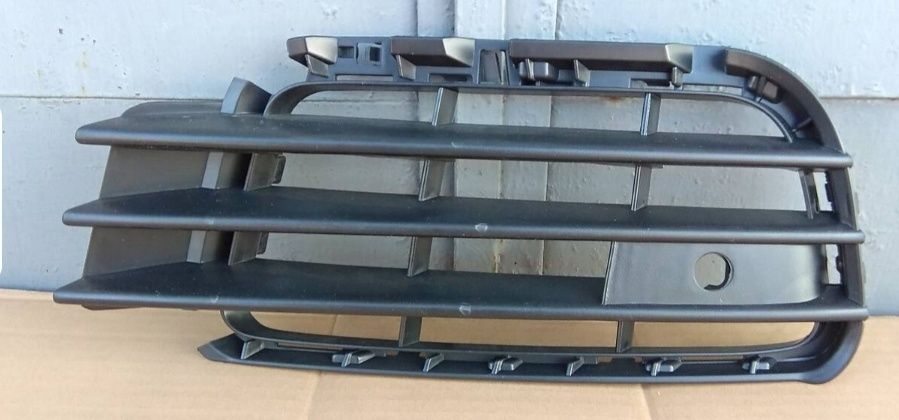 Решітка решетка бампера VW Touareg 2010-2014