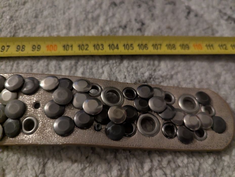 Pasek beżowy z ćwiekami 110 cm