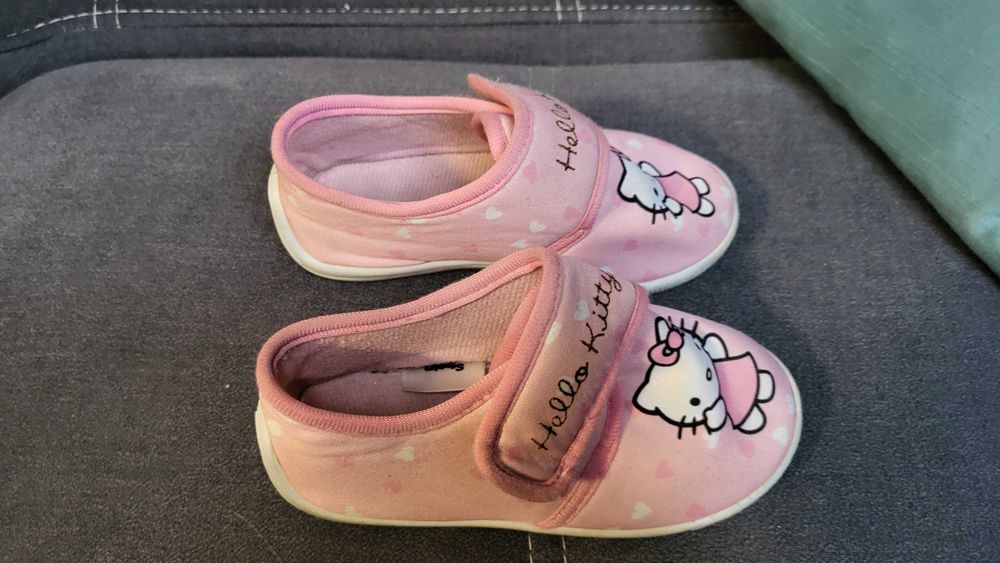 Ciepłe kapcie Hello Kitty - rozmiar 27 - noszone 3 tygodnie. Stan bdb