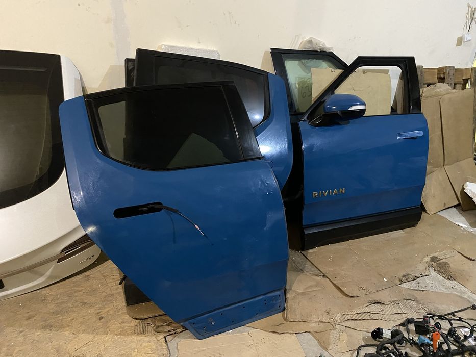 Двері , дверка Rivian