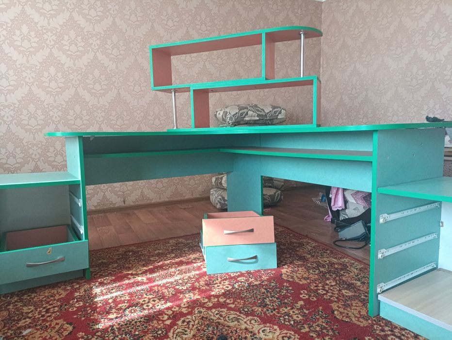 Стіл для для виконання домашніх завдань