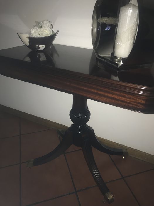 Mesa de jogo quadrada forradas a verde e com rodas metálicas e tri-pé
