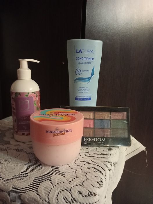 Balsamy i cienie do powiek błyszczace