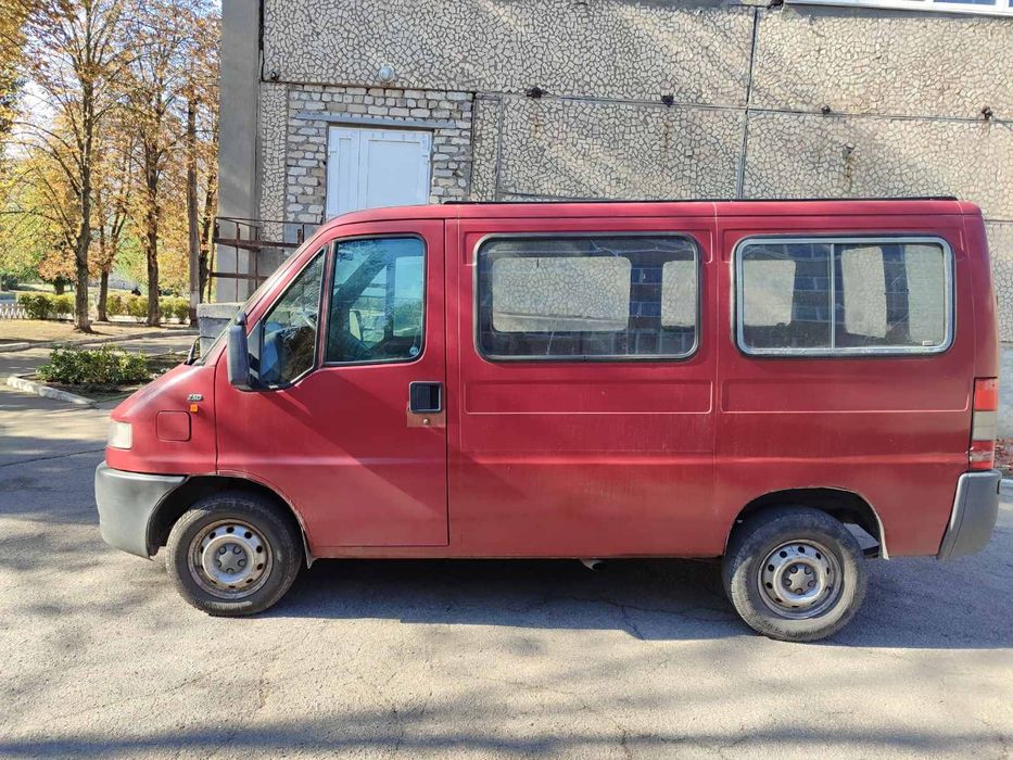 продається FIAT DUCATO  1995 р. випуску, за документами пасажир, дизель 2,5 (без турбіни).
Пробіг - 55 тис. після кап.ремонту. Поставлені нові гільзи Bosch, поршні й кільця Bosch. Подушки двигуна нові. Поставлені підресорники. Передні стійки та опори стійок також замінені. Мінялися троси на коробці передач.  Генератор реставрований. Замінені ремінь ГРМ, помпа, сальники коленвала. Стартер реставрований.
Кузов поварений і пофарбований. Днище також, але роки дають про себе знати.
Гума спереду 15, ззаду 16. Задні підшипники на колесах поміняні. Був встановлений фаркоп (причіпне), але ним не користувався, бо купив  машину більшої вантажопідйомності та об'єму кузова.
Потрібен ремонт форсунок, тому заводиться тільки з штовхача (за висновками сервісного огляду).

Усі недоліки на фото.