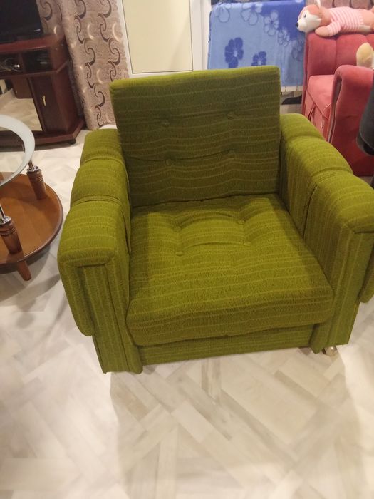 Мягке крісло з оббивкою кольором хакі