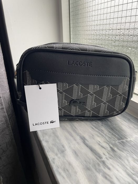 Bolsa Tiracolo Lacoste – Preta com Padrão Monograma