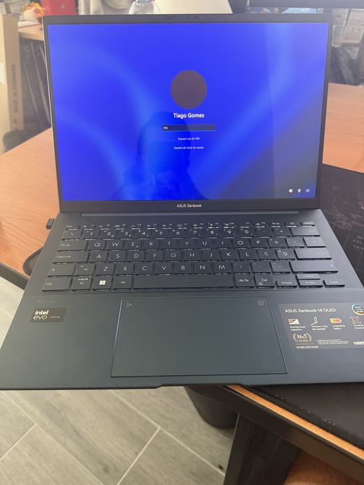 Portátil ASUS Zenbook UX3405MA-54COHDAB1 (14'' - Intel Core Ultra 5 125H - RAM: 16 GB - 512 GB SSD PCle - Intel Arc Graphics)