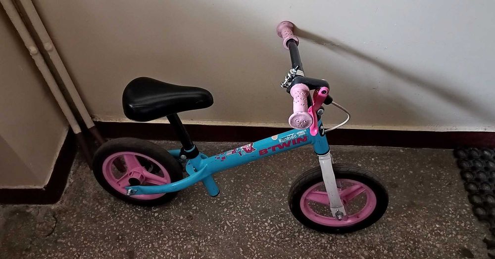 Rowerek biegowy dla 3latka Decathlon niebiesko różowy
