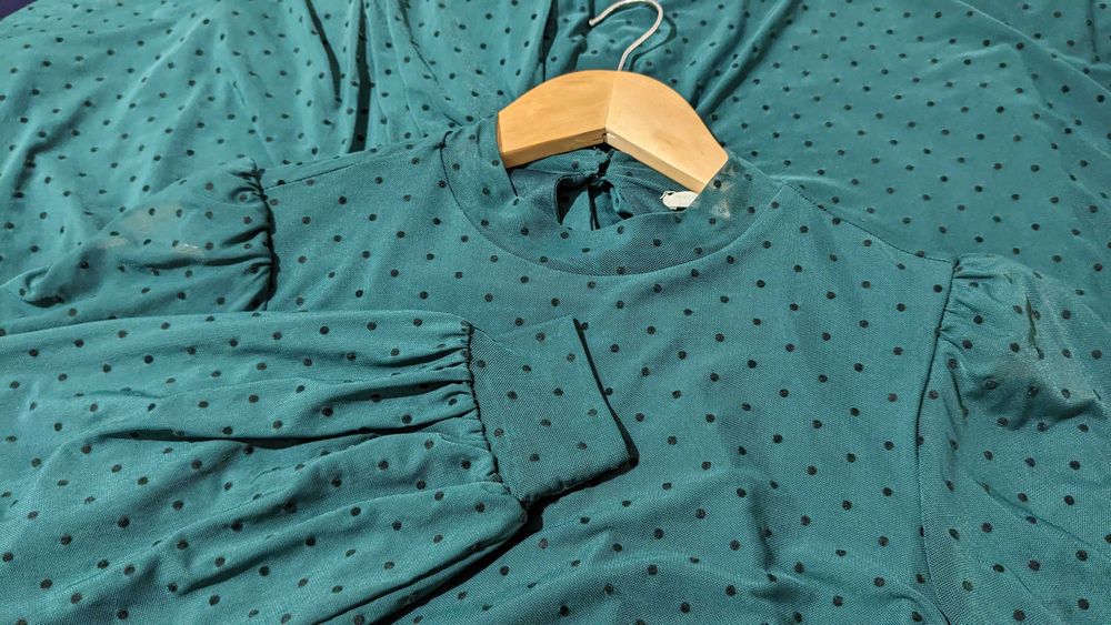 Дві гарні жіночі сукні