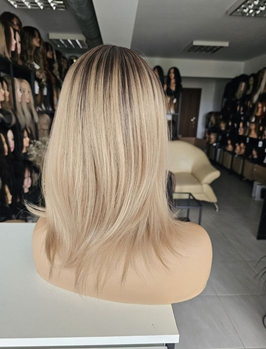 Beżowy blond z odrostem peruka Mia skalp naturalny wygald
