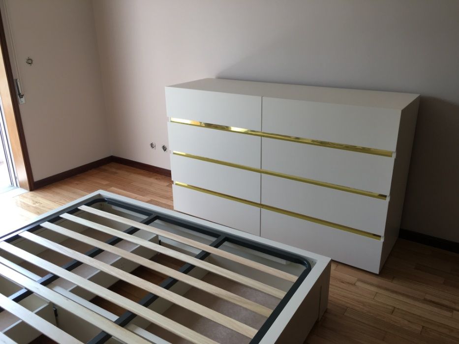 Cama de 150x195 com inox dourado com estrado (Fabricante)